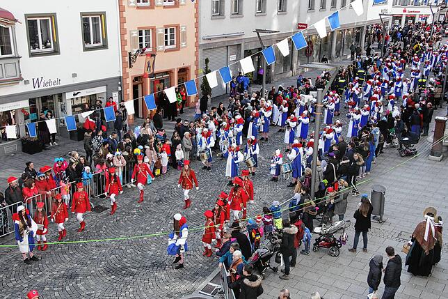 Bild 10: Bilder vom großen Kinderumzug in VS-Villingen am Schmotzigen &ndash; Teil 2
