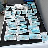 Steril und hygienisch verpackt liegt das Equipment für Piercings bereit.