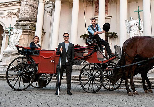 „Tod im Fiaker“: Sophie Haller (Patricia Aulitzky, von links), Alex Haller (Philipp Hochmair) und Niko Falk (Andreas Guenther).