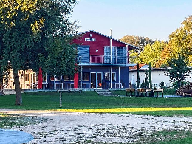 Der Wassersportclub Wäschbruck mit Polizei-Schriftzug.