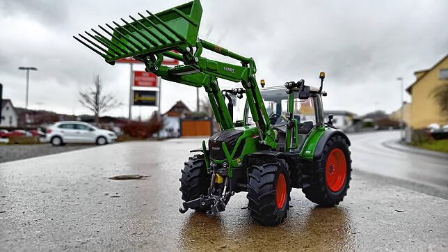 Ein kleiner Traktor am Stockacher Dillplatz. Die großen Pendants dazu fahren am Montag wieder im Rahmen eines Protestzugs durch die Stadt.