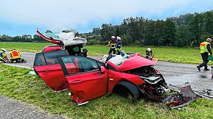 Schwerer Verkehrsunfall am Montagmorgen im Deggenhausertal: Die Fahrerin dieses Opels wurde schwer verletzt.