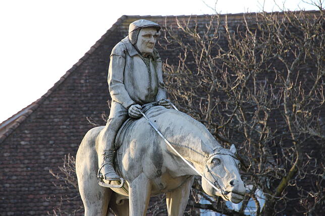 Martin Walser in der Gestalt des "Bodenseereiters" auf einem Brunnen des Bildhauers Peter Lenk am Landungsplatz in Überlingen. Bild: ...