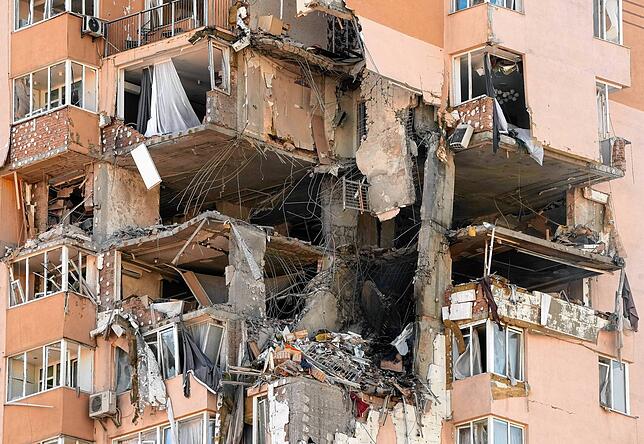 Ein beschädigtes Wohnhaus in Kiew nach einem russischen Raketenangriff.