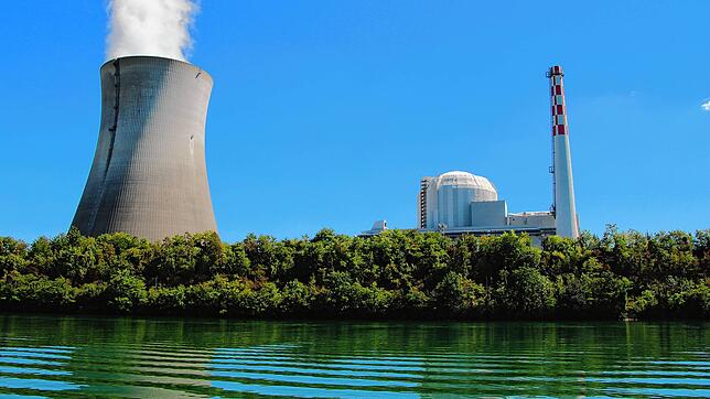Das Atomkraftwerk Leibstadt am Rhein gegenüber der Gemeinde Dogern auf deutscher Seite (Archivbild). Die Dampfwolke ist weithin ...