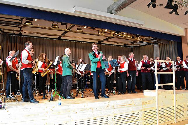 Auf der Bühne des Sauldorfer Bürgerhauses präsentieren sich zum ersten Mal die Musikkapelle Krumbach mit ihrem Dirigenten Gebhard Frey ...