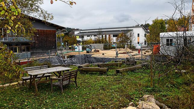 Links ist das Schulgebäude, im Hintergrund mittig das Mensagebäude und davor die Baustelle des Erweiterungsbaus. Dieser kann nun zügig ...