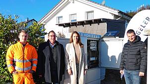 Stiegeler-Geschäftsführerin Marina Stiegeler und Bürgermeister Fabian Prause (zweiter von links) freuen sich gemeinsam mit dem ...