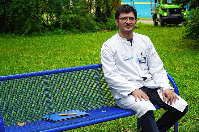 Turab Gasimov ist leitender Oberarzt im Singener Klinikum. Das Foto entstand auf dem Klinikgelände. Bild: Uli Zeller