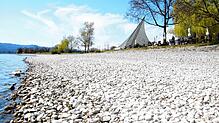 Aufgrund des Niedrigwassers ist nicht nur vor der Seebar ein breiter Kiesstrand entstanden.