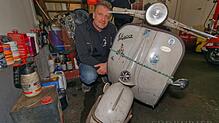 Jürgen Lessmann mit der ersten Vespa, die er sich gekauft hat, einer VNA 1T aus dem Jahr 1958.