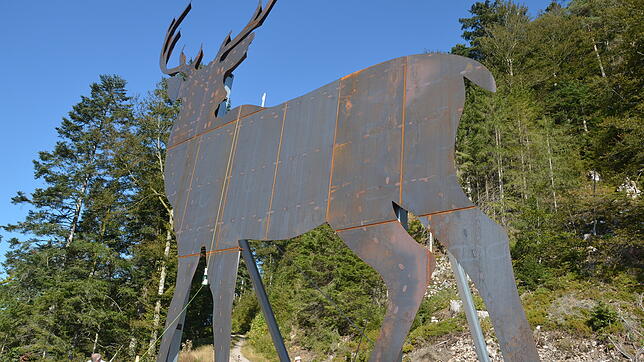 Rund zwölf Meter hoch und zehn Meter lang ist der Riesenhirsch aus Cortenstahl. Bilder: csi