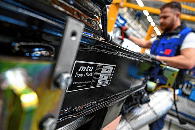 Mitarbeiter von Rolls-Royce Power Systems montieren im Werk 1 ein MTU-Bahn-Power-Pack.