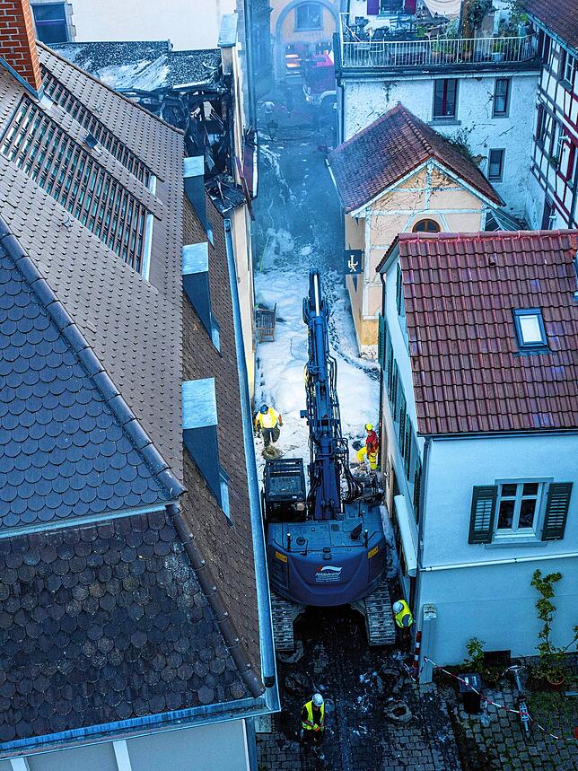 Bild 16: Nach dem Großbrand in Konstanz: Der Einsatz geht in seine zweite Nacht