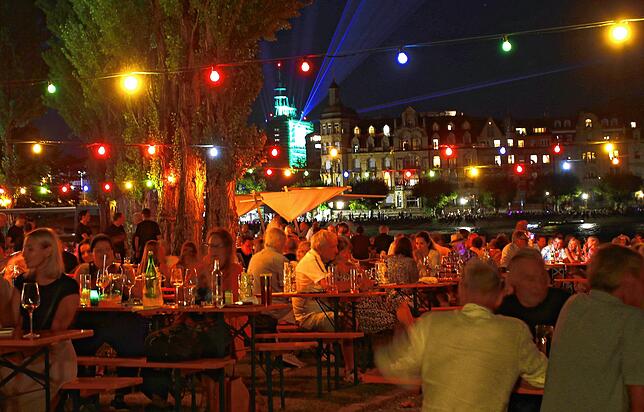 Auch die Gäste im Biergarten des Steigenberger Inselhotels konnten das grell leuchtende Telekom-Hochhaus nicht übersehen. Was der ...