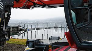 Bereits vier Werktage nach dem Gemeinderatsbeschluss wird die Sanierung des festen Oststegs (hinten links) im Hafen Oberstaad vom ...