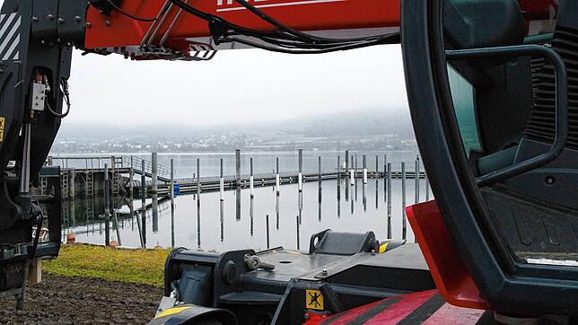 Bereits vier Werktage nach dem Gemeinderatsbeschluss wird die Sanierung des festen Oststegs (hinten links) im Hafen Oberstaad vom ...