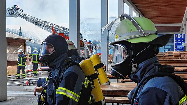 Bild 13: Feuer auf Messegelände! So dramatisch war der Einsatz der Feuerwehr in Friedrichshafen