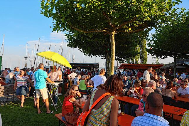Entspannt feiern in sommerlicher Atmosphäre am Staader Yachthafen