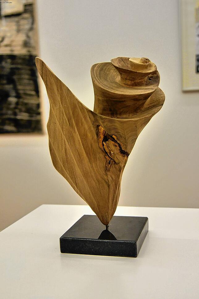 Diese kleine Holzskulptur aus Nussbaum ist von Regina Dichmann gefertigt worden. Die Arbeit erinnert manche an Musik.