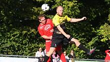 Mann des Tages: Florian Herbst (links), hier beim Kopfball-Duell mit dem Obereschacher Rene Riegger, erzielte beim 1:0-Sieg des FC ...