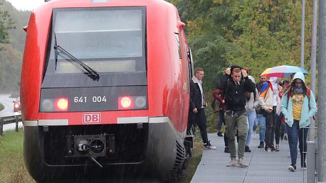 Noch steigen vorwiegend Schüler in die Züge der Wutachtalbahn aus und ein. Das soll sich mit dem verbesserten Angebot ab ...