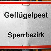 Diese Hinweise sind derzeit an vielen Orten zu sehen.