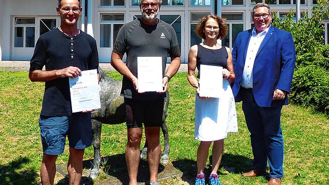 Die bestplatzierten Radfahrer Berthold Prutscher (von links), Horst Albiez und Christine Auer mit Bürgermeister Patrick Krauss. Bild: ...