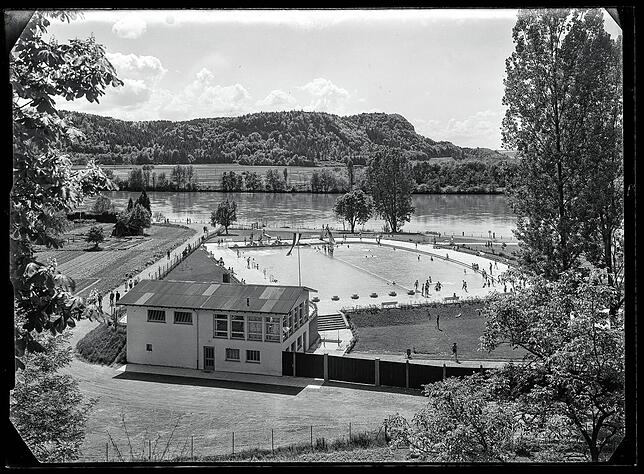 Das Waldshuter Freibad mit seinen Badebecken an einem Frühsommertag Mitte der 1950er-Jahre. Es wurde am 29. Mai 1954 eröffnet und ...