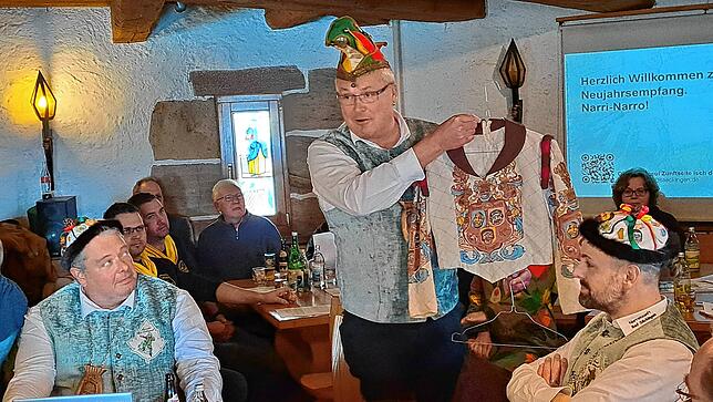 Vor 125 Jahren wurde in Bad Säckingen der erste Elferrat gewählt, der seither die Fasnacht organisiert. Zunftmeister Rolf Meyer zeigt, ...