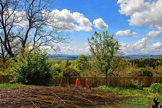 Vom Kindergarten fällt der Blick bis Owingen und Überlingen. Hier hat die Pädagogin zum Beispiel weites Sehen mit den Kindern geübt.