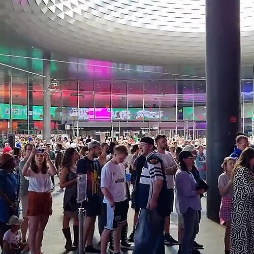 Lange Schlangen vor dem ESC Village