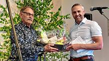 Bürgermeister Mike Biehler (rechts) überreicht Paul Eschbach zum Jubiläum einen Geschenkkorb. Foto: Seniorenkreis