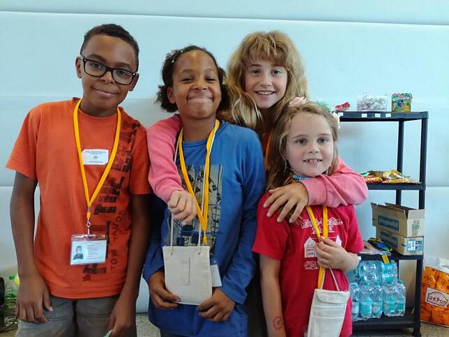 Nahversorgung: Oviel, Valerie, Isabel und Ida (von links) arbeiten zurzeit im kleinen Supermarkt der Spielstadt. Bilder: Jonathan Boese