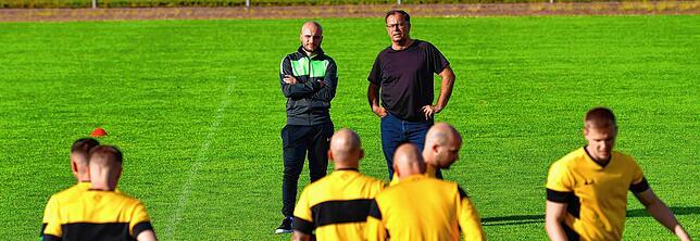 Staffelübergabe: Eike Elsasser trat beim SV Herten vom Trainerposten zurück. Vorerst ist sein Co-Trainer Roger Schubbe (rechts) in der ...