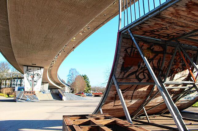 Und so hat es vorher ausgesehen: Blick auf die Skate-Anlage unter der Schellenbergbrücke im Frühjahr 2020. Die selbst gebauten Geräte ...