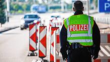 Ein Beamter am Grenzübergang Weil am Rhein. (Symbolbild) Für einen Autofahrer (37) war hier die Fahrt beendet. Er wurde mit falschem ...