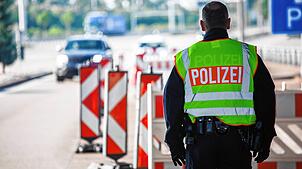Ein Beamter am Grenzübergang Weil am Rhein. (Symbolbild) Für einen Autofahrer (37) war hier die Fahrt beendet. Er wurde mit falschem ...