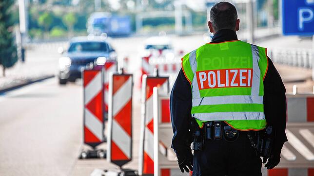 Ein Beamter am Grenzübergang Weil am Rhein. (Symbolbild) Für einen Autofahrer (37) war hier die Fahrt beendet. Er wurde mit falschem ...