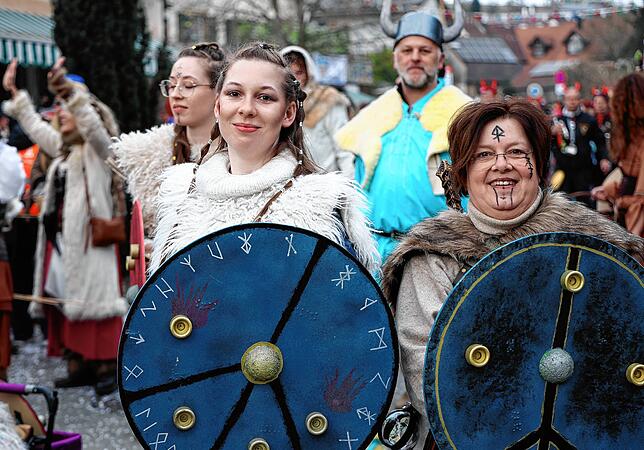 Bild 25: Fastnacht auf dem Schienerberg: Tausende feiern den Höriumzug mit kreativen Mottos