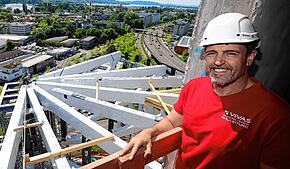 Bauleiter Mike Vivas stahlt: Was für ein Arbeitsplatz! In etwa 40 Metern Höhe wird die Holzkonstruktion montiert, die den ...