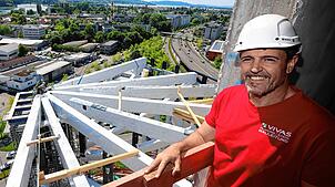 Bauleiter Mike Vivas stahlt: Was für ein Arbeitsplatz! In etwa 40 Metern Höhe wird die Holzkonstruktion montiert, die den ...