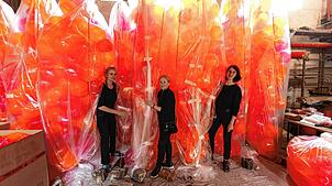 Das Kunstkollektiv Uko3 kreiert aus flüchtigem Material ein temporäres, atmendes, atmosphärisches Gebilde. Es soll im Dialog mit dem ...