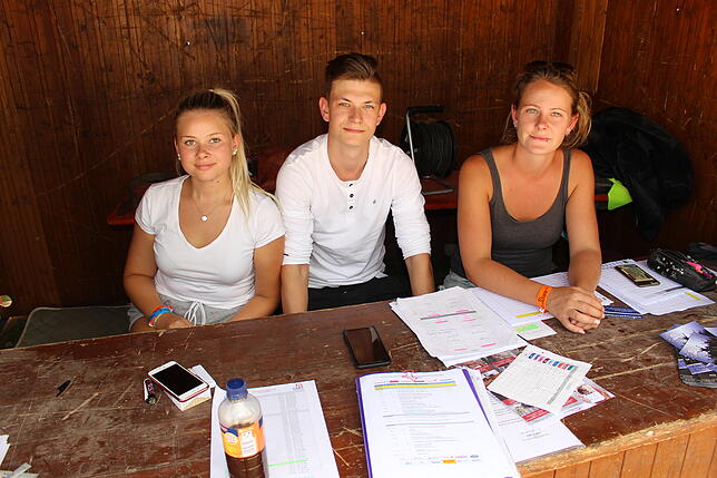 Emely Schwall, Lucca Würthner und Lidwina Zimmermann sind bei den Stallungen quasi rund um die Uhr im Einsatz.