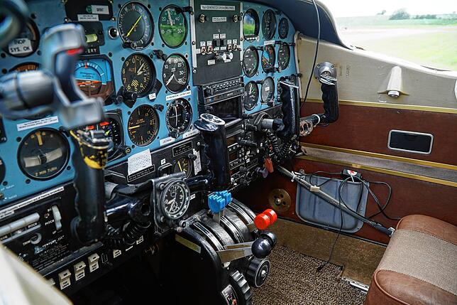 Für den Laien ein wildes Gewirr von Hebeln und Anzeigegeräten. Für den Piloten lebenswichtige Technik.