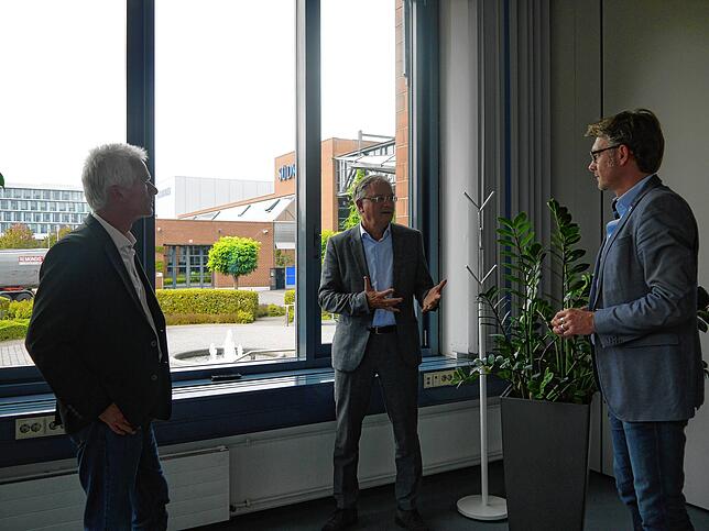 Andreas Stoch beim Redaktionsbesuch im SÜDKURIER-Medienhaus im Gespräch mit Politikchef Dieter Löffler und Chefredakteur Stefan Lutz.