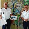 Der Konstanzer Polizeipräsident Gerold Sigg (rechts) übergab dem Leitenden Kriminaldirektor Gerd Stiefel, zuletzt Leiter der ...