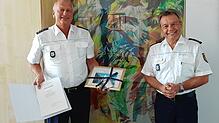 Der Konstanzer Polizeipräsident Gerold Sigg (rechts) übergab dem Leitenden Kriminaldirektor Gerd Stiefel, zuletzt Leiter der ...