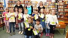 Stolz halten die Vorschulkinder des Kindergartens Abenteuer Wald ihren Büchereiführerschein in Händen: (hinten, von links) Alicia ...