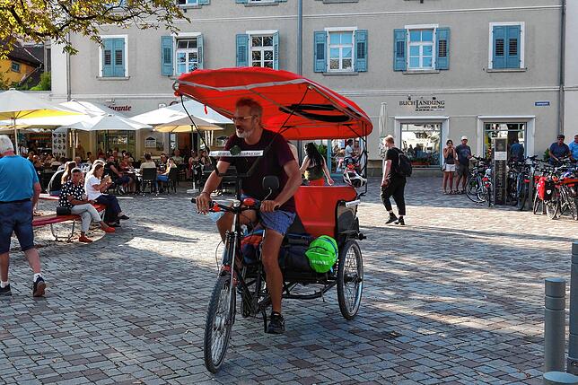 Mit seiner Fahrrad-Rikscha ist Streetworker Carlos Goeschel häufig in Überlingen unterwegs, um vor Ort Ansprechpartner für die ...